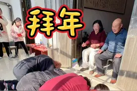 山东传统拜年怎么拜？1岁宝宝趴下花式拜年，逗得爷爷奶奶大笑 #欢欢喜喜过大年 #我们一大家子 #发压岁钱了 #磕头 #亲人团聚视频封面