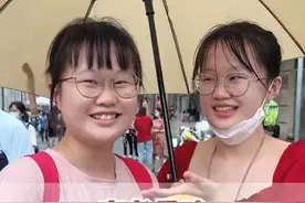 双胞胎姐妹花默契度满分！中国政法大学的姐姐送妹妹高考，太有爱了！#高考加油 #校园 #姐妹 @DOU+小助手 视频封面