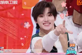 #丁程鑫稳定输出的帅  #石凯说丁程鑫是颜霸  就问#丁程鑫  有不帅的时候嘛！混乱拍照时刻，小丁还能保持表情管理满分，稳定输出的帅气。@石凯  一句小丁是颜霸，说出了多少人的心声！视频封面