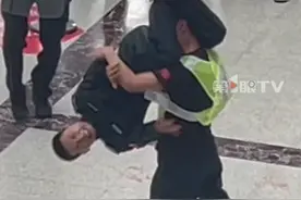 真 · 帅飞了！医院正在进行一场防暴恐演练，受邀参与演练的大学生“夺命剪刀腿”瞬间制敌！“原本是想用过肩摔的，突然想到剪刀腿就用上了……”视频封面