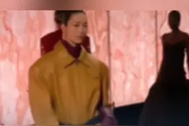 3月11日，湖南妹子超模刘雯走秀时高跟鞋掉了，手提鞋子踮起脚尖淡定走完。“拿手里就是时尚单品，时髦”视频封面