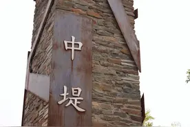 【漫步骑行好去处！永定河带你“乐活中堤”】永定河房山段以“荒野骑行、乐活中堤”为主题，将防汛专用道路打造成供市民骑行漫步的环形滨水道路慢行系统。道路两侧种有松柏球，沿线不仅设置了13处供市民休憩、观景的邻水休闲平台，还有志愿者服务站、一键式报警设施，保障了市民的出行安全。还等什么，赶紧去逛逛！#北京waterwalk路线 #永定河视频封面