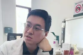 术后恢复中不要打羽毛球，打羽毛球比较伤膝盖 #骨科教授王岩峰 #膝关节置换 #关节疼痛 #抖出健康知识宝藏视频封面