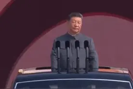 阅兵仪式开始。习近平乘红旗检阅车，经过金水桥，驶上长安街。阅兵总指挥报告受阅部队列队完毕，习近平下达检阅开始的命令。（来源：新华社）#抗战胜利80周年