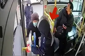 温暖济宁 “孩子晕倒了，快来救救他！”，济宁邹城公交秒变“救护车”，为司机孔令柱点赞。#温暖济宁  视频封面