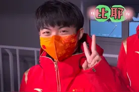 颁奖典礼上的李文龙也太萌了！难怪濛主叫他“全民的小儿子”。#逐梦北京冬奥 #冬奥会  #李文龙 视频封面