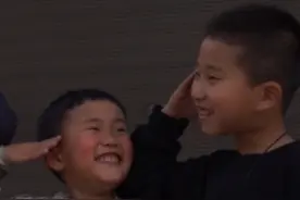 小朋友偶遇消防员，这一幕也太可爱了！视频封面