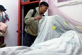 老公出差提前回家，半夜偷偷想给媳妇惊喜，掀开被子看到了啥？视频封面
