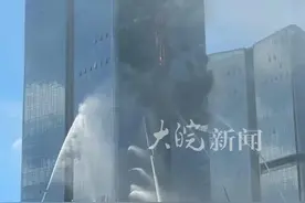 深圳151米超高楼起火？ 消防部门：是演习 无人机群 机器人齐上阵视频封面