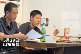 爸爸带孩子吃烧烤，边撸串边批改作业。拍摄者：童年会是他的一束光。#父亲 #教育 #撸串 视频封面