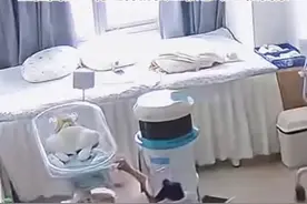 3月28日，云南德宏，地震瞬间月子中心护士拼命护住宝宝，自己都被晃倒惊呼，却仍抱紧孩子温柔安抚：“没事没事”。主任回应：“有这样的员工很感动也很自豪。”#地震 #护士 #宝宝视频封面