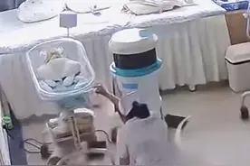 3月28日，云南德宏，地震瞬间月子中心护士拼命护住宝宝，自己都被晃倒惊呼，却仍抱紧孩子温柔安抚：“没事没事”。主任回应：“有这样的员工很感动也很自豪。”#地震 #护士 #宝宝视频封面