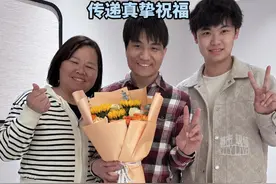 走失23年的海外游子寻亲成功，彭聪聪与妈妈为苏伢子送花，传递真挚祝福#江西dou知道 #江西宜春 #海外学子越发刚寻亲 #现场寻人 #抖音寻人 @抖音寻人 @彭聪聪视频封面