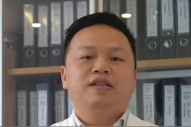 壮医药线点灸疗法，是流传于壮族民间、沿用至今的一种民族特色疗法。这种“道地”疗法的精髓在于，在“辨病为首，诸诊合参”的疾病诊断原则下，以线作针，依“纲”取穴，对症点灸。苎麻用古法脱脂，十多味壮药与雄黄酒碰撞、交融，10天后萃精成液，再10天，药酒侵入细小的纤维间隙，药线即成。
#药线点灸 #壮医特色疗法 #传承中医文化视频封面