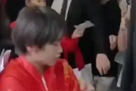 婵宝做事，总是想不到，但又很合理，全红婵提前签好名放帆布袋里，分发给等她的粉丝们。#全红婵 #全红婵陈芋汐 #签名照 #优秀女孩视频封面
