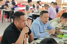 11月10日（报道），福州建立教育局局长陪餐制，陪餐人员到中小学、幼儿园，原则上每月陪餐不少于一次视频封面