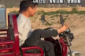 5名无臂男子合力种植上百个大棚，用牙齿代替手臂运送化肥，“能挣到钱让我妈休息一下”视频封面
