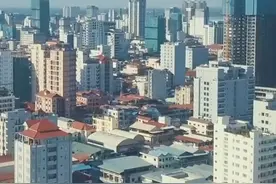 本期《潮评东盟》关注旅游资源丰富的东南亚旅游地——柬埔寨。正在强劲复苏的柬埔寨旅游业，为什么能吸引世界各地的游客？它还在等待更多中国游客的到来吗？本期节目为您揭晓。（来源：广西云-广西日报记者 谢琳琳 曾国智）#2024东博会峰会  #东博walk视频封面