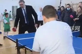 武契奇访问当地一所小学时，与学生一起打乒乓球视频封面