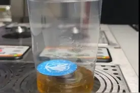 一种可以从底部灌水的杯子，拿起来还不漏？这是啥原理#科普 @抖音博士团 #2022科普时刻 视频封面