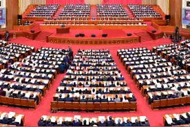 全国政协十四届三次会议开幕会上，全体起立，唱国歌！（新华社）视频封面