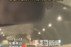 大巴车在隧道内着火 火势凶猛 大巴车司机紧急疏散乘客 隧道内过路人员立刻撤出无伤亡 #大巴车在隧道内着火乘客紧急疏散视频封面