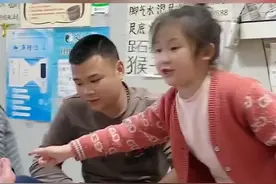 聋哑父亲帮客人修脚，女儿在一旁绘声绘色地翻译视频封面