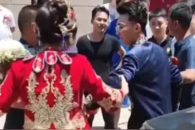 6月14日，山西运城。新郎遭亲友婚闹，新娘霸气护夫。网友：自己的人，必须护着。 #霸气 #婚礼现场 #大概这就是爱情最美的样子#婚闹 视频封面