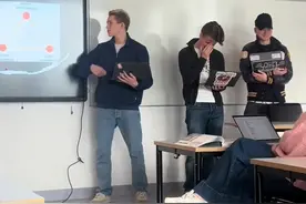 兄弟在为自己的生命斗争 #上课日常 #大学  #搞笑 #课堂 #恶搞视频封面
