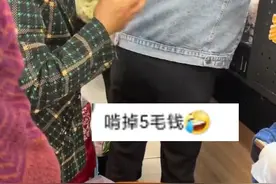 #哭笑 #你大妈还是你大妈大妈超市买菜，用牙咬掉花菜根部，网友：这大妈#牙口真好 ！#意外不意外 #安徽dou知道  视频封面