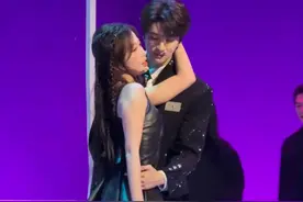 #虞书欣林一跳troublemaker直拍  #虞书欣 #林一     双人舞台直拍来啦！节奏感十足，魅力值拉满！两人同框太养眼啦，对小6的眼睛实在是太友好啦！这《Trouble Maker》跳到小6心里去了！视频封面