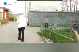 爱情变“仇敌”？男女分手后矛盾升级，上演喇叭大战，小莉现场调解（2）视频封面