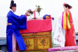 70岁老人和17岁少女结婚，究竟是真情流露还是图谋不轨？视频封面