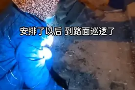大爷大妈拿工具组团撬路砖，工程公司: 周边村跟风似的，不管白天黑夜都来！派出所: 已经派人巡逻了。#大爷大妈拿工具组团撬路砖 #社会百态视频封面