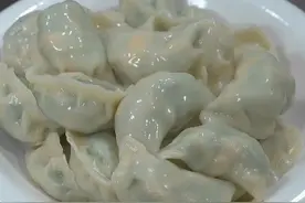 每年槐花飘香的季节，妈妈都会给我们做这个槐花馅的素饺子，咬一口满嘴都是槐花的清香，真的是太美味了#饺子 #饺子馅 #槐花 #美食分享视频封面
