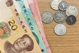 #女孩取出24年前的1000元压岁钱获得利息600多元 ，“拿到了自己9岁时的压岁钱很开心”。（供稿：余杭融媒体）视频封面