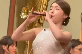 山东济宁籍唢呐女博士刘雯雯在维也纳金色大厅领奏《好汉歌》，外国观众：这乐器太酷了，我高低得整一个！#唢呐  #山东视频封面