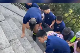 #救援现场男子登山摔伤昏迷 #消防员 “爬”山营救！#致敬消防英雄 视频封面
