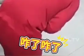 坐这种椅子的时候千万当心！男子吃饭时拉了一下椅子，手被卡在椅子面和椅子腿中间，一截手指竟被切断！#监控下的一幕 #安全警示 #危险一幕 （来源：@海豚爱生气💢 ）视频封面