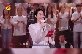 #朱丹来时光音乐会打两份工  最新一期时光音乐会节目中，#朱丹  一人身兼二职，既是特邀主持人，又是“乘风”代表之一，主持和唱歌都轻松拿捏，优秀丹姐一枚！#时光音乐会