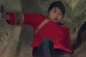 #月薪十万也不敢干的职业  #世界唯一女蜘蛛人在贵州苗乡  月薪十万也不敢干的职业，世界唯一女蜘蛛人罗登萍徒手攀爬108米悬崖无任何防护措施，这个职业真的有必要存在吗？#山东卫视戏宇宙  文旅季每周六20:30播出！#我的家乡超有戏视频封面