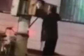 醉酒男子在路边疯狂拉电闸，大街秒变“蹦迪现场”，后被警方抓获，拘留10日。视频封面