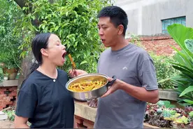 媳妇想吃生芒果，老公今天满足她，又酸又辣真解馋视频封面