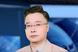 这是监控记录下的惊险一幕，他只是在人群里看一眼，却救下一条生命！#正能量  #感人  #传递正能量视频封面