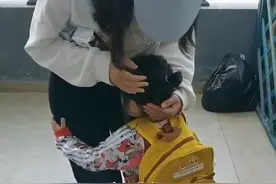 萌娃放学认错妈妈，径直扑向陌生女士崩溃大哭。孩子爸爸：自己也深刻反省，以后会多多陪伴补偿女儿。视频封面