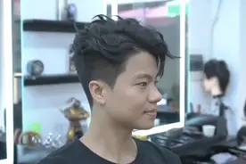 男生今年就流行这样的发型，简单又帅气，剪完马上不一样视频封面