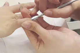 警惕美甲变“毁甲”！美甲工具多个顾客混用，部分顾客美甲后出现HPV感染、甲分层、甲癣等各种不良反应（每周质量报告）视频封面