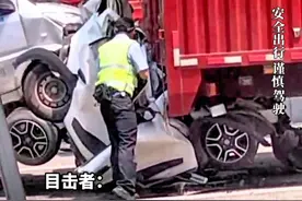 广东中山多车连环相撞，一轿车被前后货车挤压严重变形。目击者：大多数都是大车，只有中间那辆车最严重。#车祸#货车#安全出行谨慎驾驶#交通安全