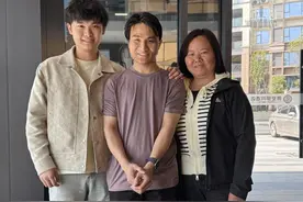 离家23年的海外游子“苏伢子”寻亲成功，彭聪聪作为宝贝回家志愿者和妈妈来接站，高铁站和越发刚见面相拥#江西dou知道 #江西宜春 #海外学子越发刚寻亲 #现场寻人 #抖音寻人 @抖音寻人 @彭聪聪视频封面
