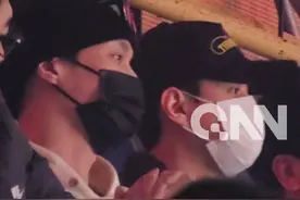 EXO世纪同框！
张艺兴吴世勋去了朴灿烈演唱会
网友：三人同框 懂得人已泪流满面#EXO #张艺兴 #吴世勋 #朴灿烈视频封面